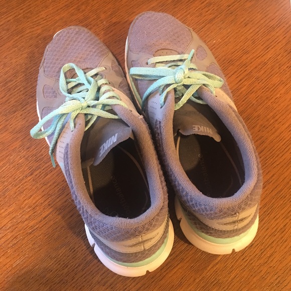 Woman’s Nike’s - Picture 5 of 8